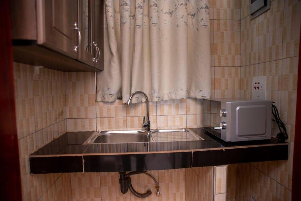 Yobo's Complex Guest House