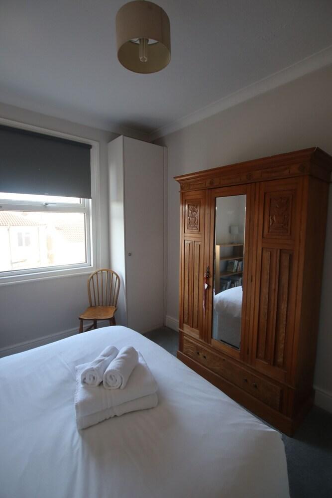 Tranquil 2 Bed Haven With Patio and Parking