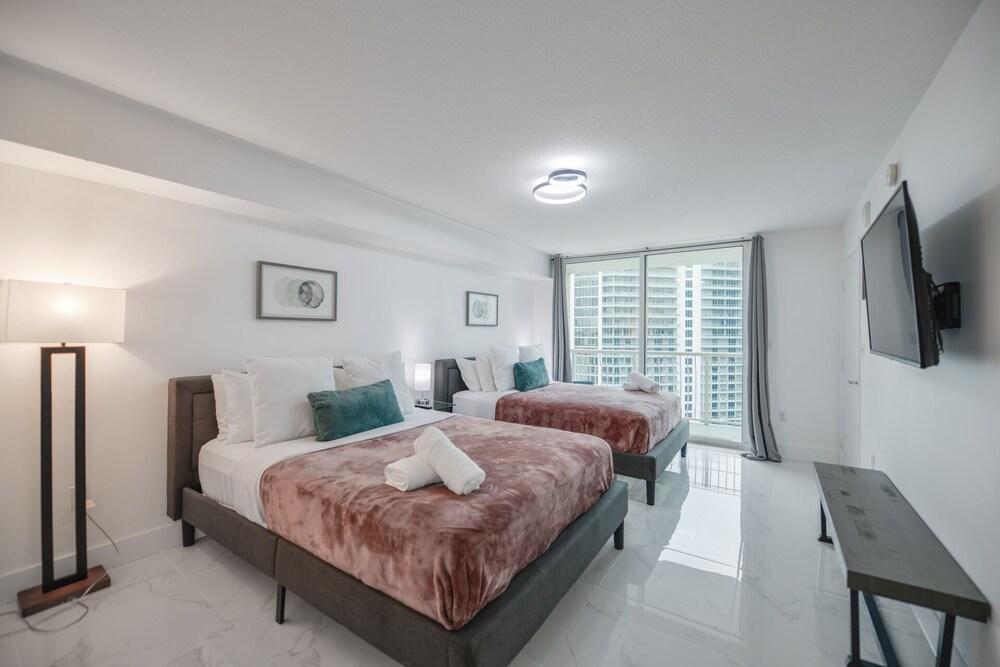 Brickell Condo with Pool and Amazing view