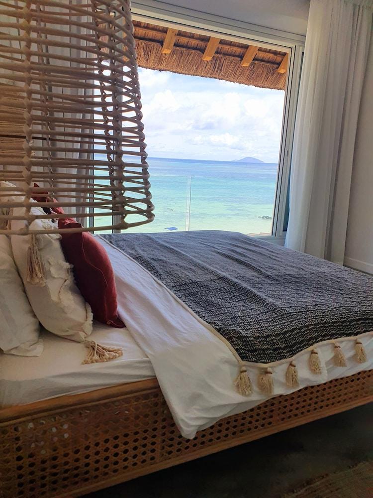 Luxury beachfront villa with private pool and cozy Pavillon with private jacuzzi on rooftop terrace