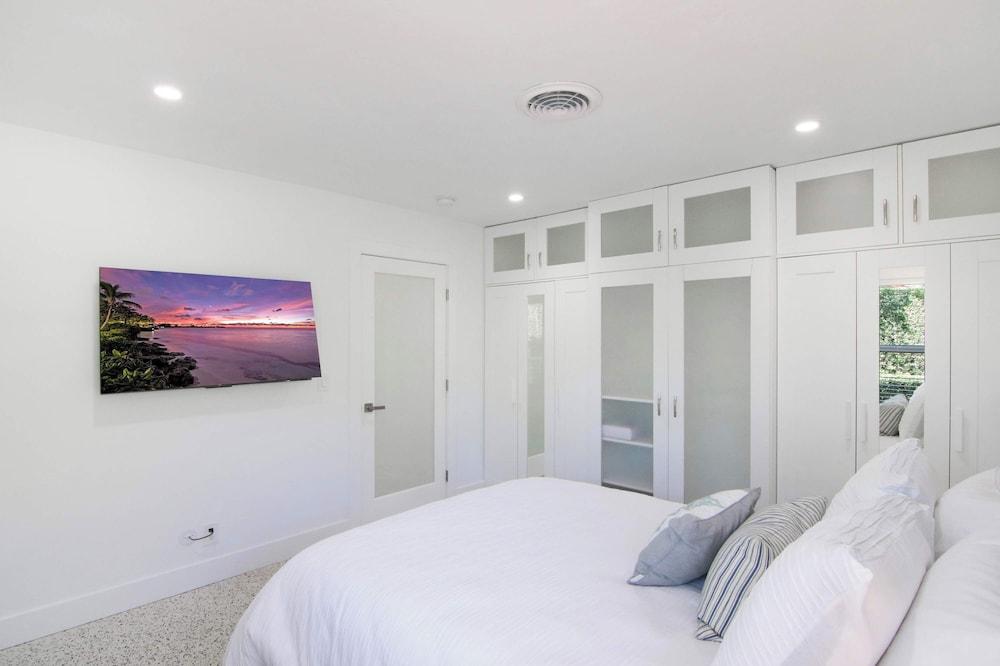 La Casa Blanca Minutes From the Beach!