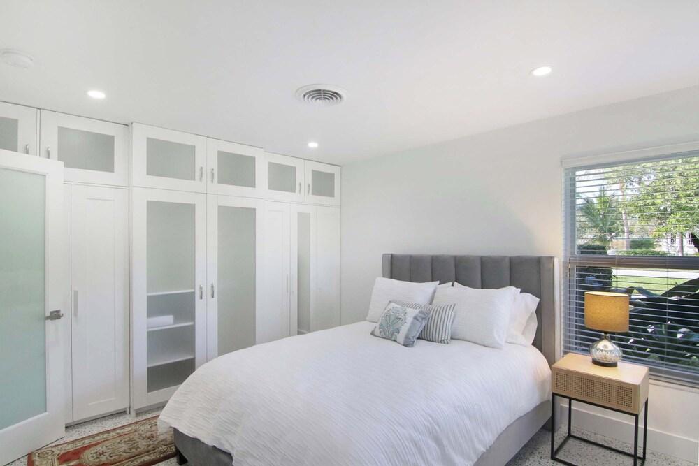 La Casa Blanca Minutes From the Beach!