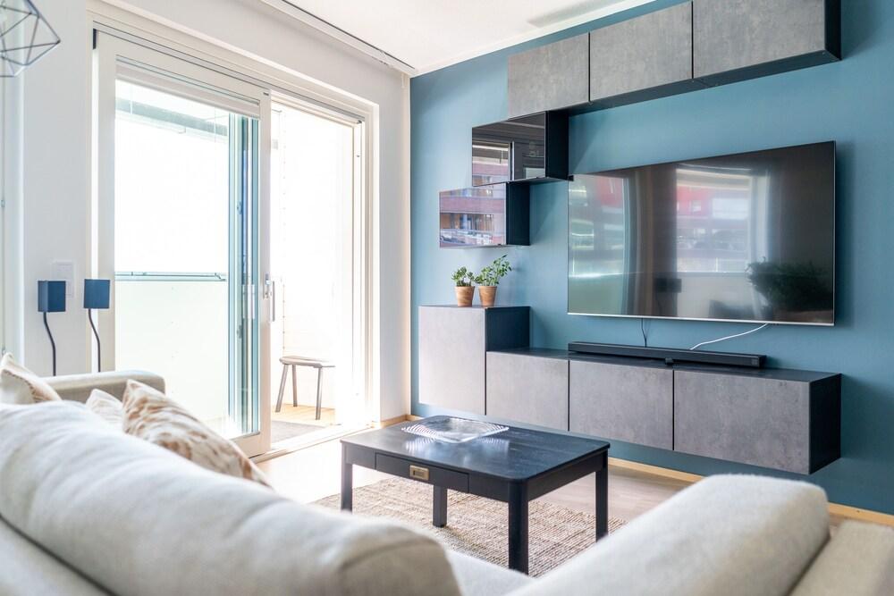 Spacious 1br with a lake view and sauna