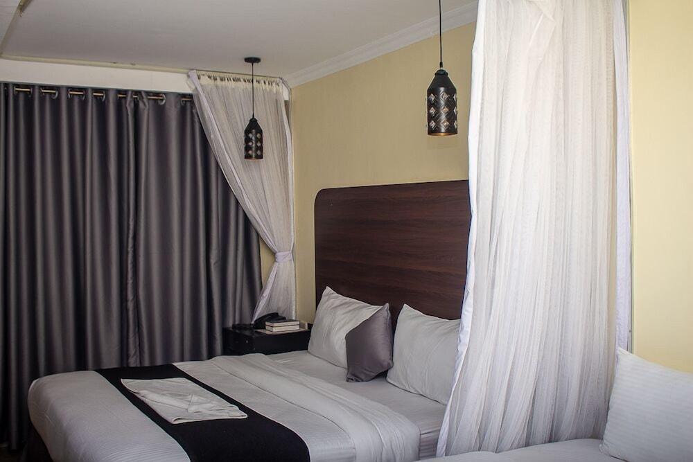 ROYAL CITY HOTEL-GARDEN