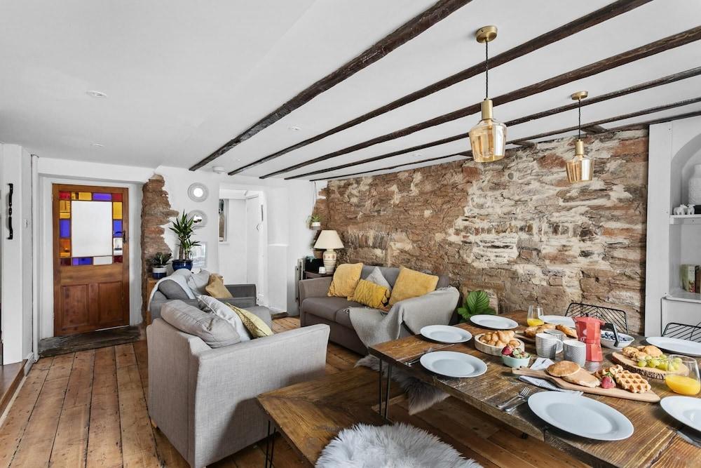 Fourways - Stylish 3-storey Townhouse With Gardens