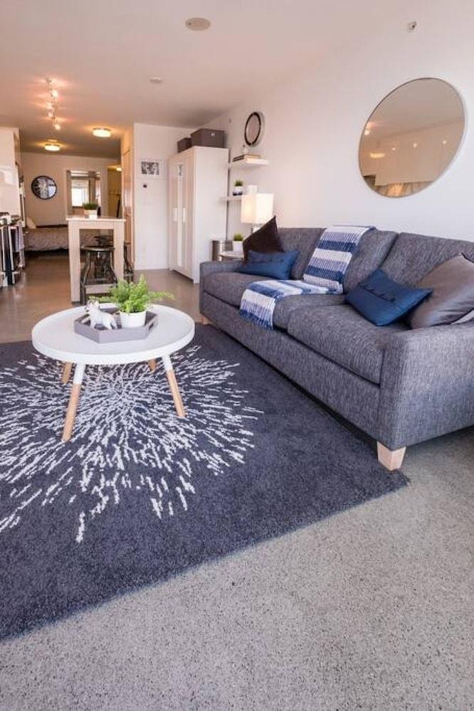 Pender Modern Studio on the Edge of Downtown Chinatown