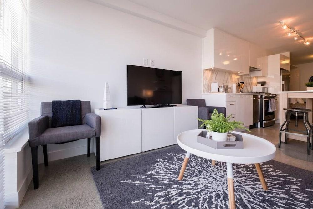 Pender Modern Studio on the Edge of Downtown Chinatown