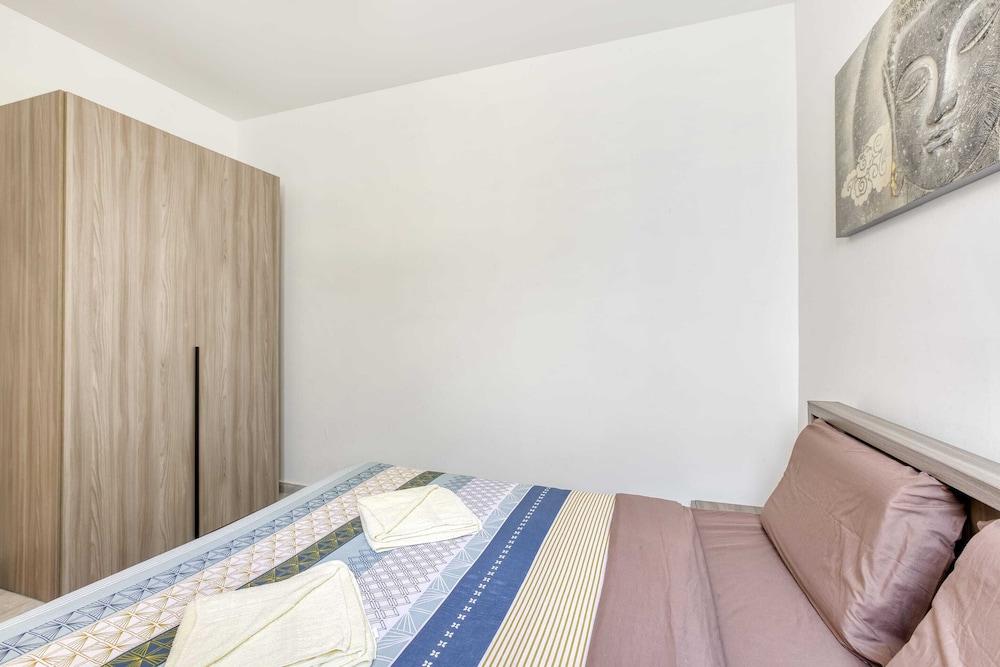 Stunning Apartment With Pool-hosted by Sweetstay