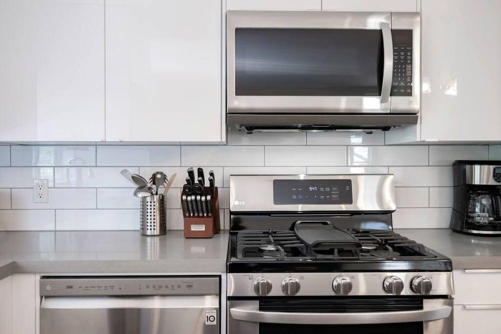 Newly Reno d 2 Bdrm Kitsilano - Centrally Located