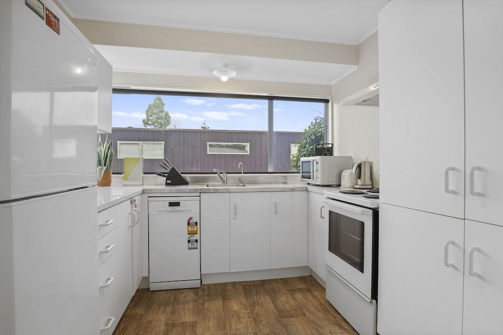 Modern Central Home - Parking & Aircon