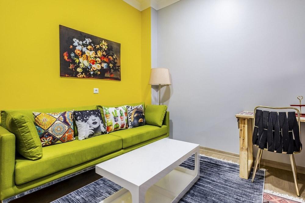 Centrally Located Flat With Balcony in Uskudar