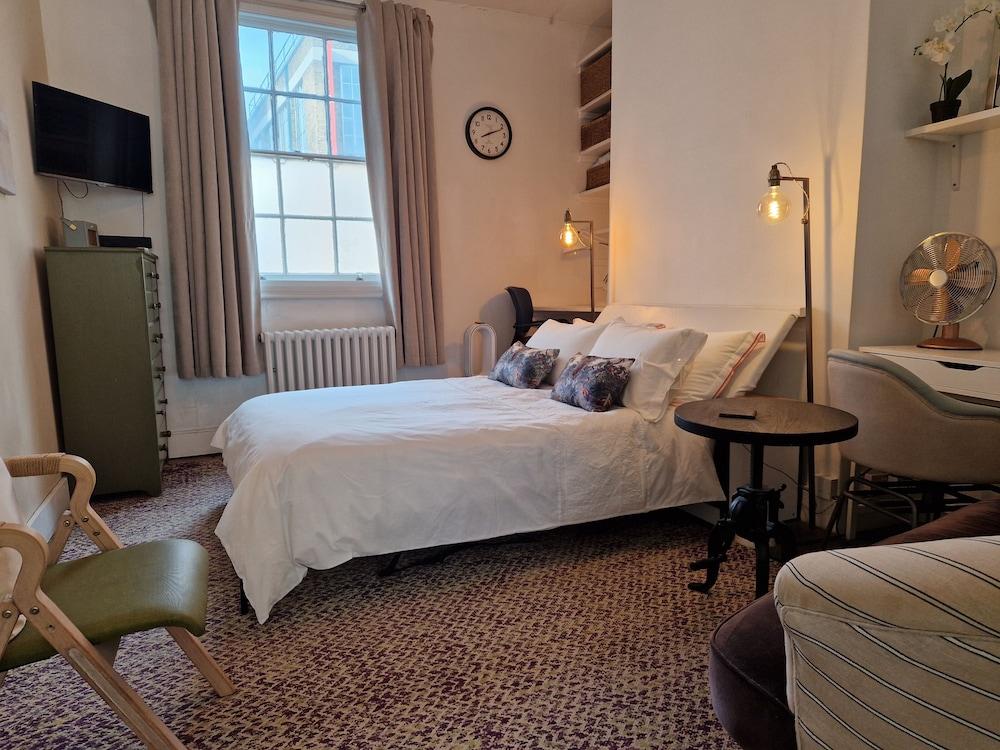 Charming 1-wall Bed Comfortable Studio in Nwlondon