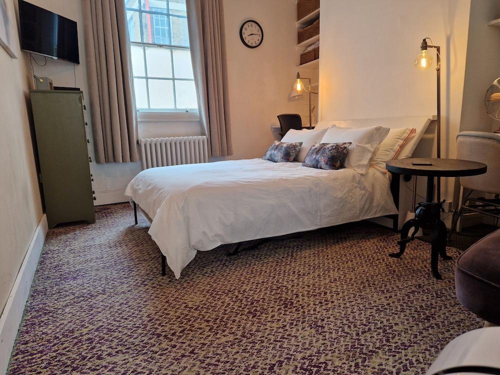 Charming 1-wall Bed Comfortable Studio in Nwlondon