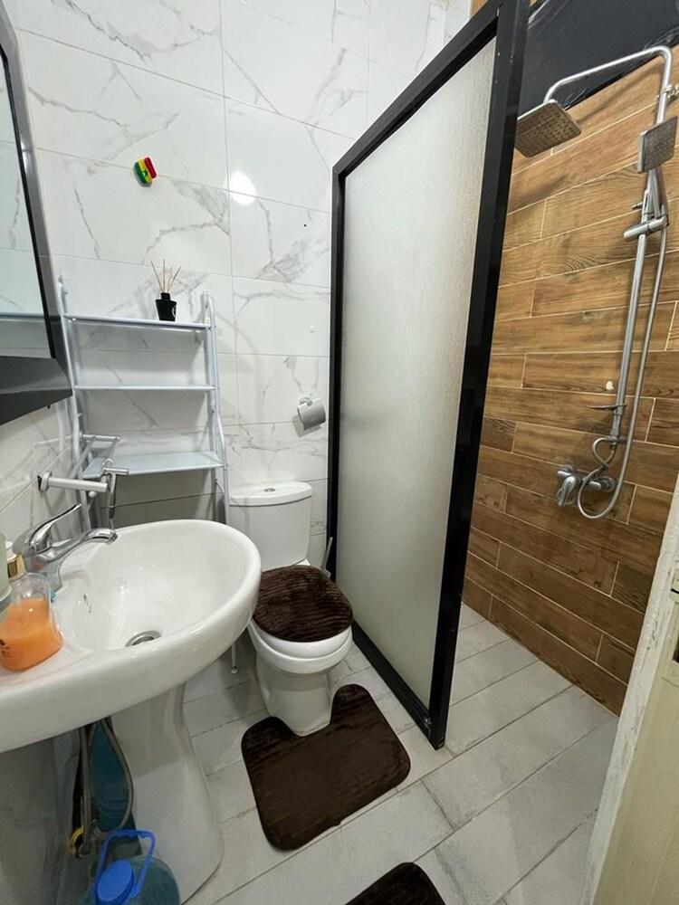 Grande Chambre Avec Toilette Integrees