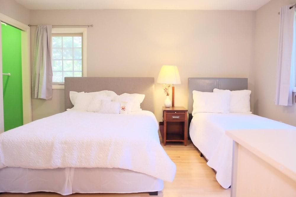 Charming Mid Century Home Near Airport & Columbia River