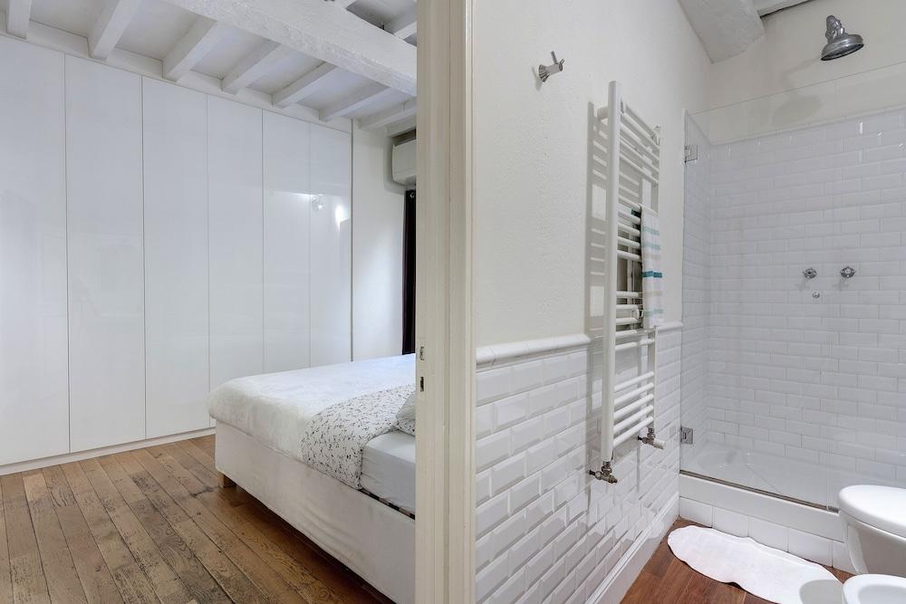 Central Duomo Apartment With Fast Wifi