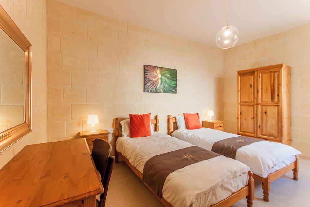 Naduri, Beautiful Gozitan Villa + Pool