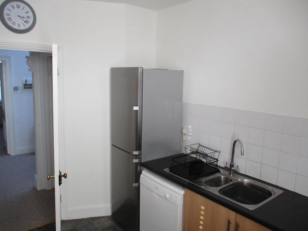 3 Bed Flat - Sleeps 5 - Garden - Parking - Wifi