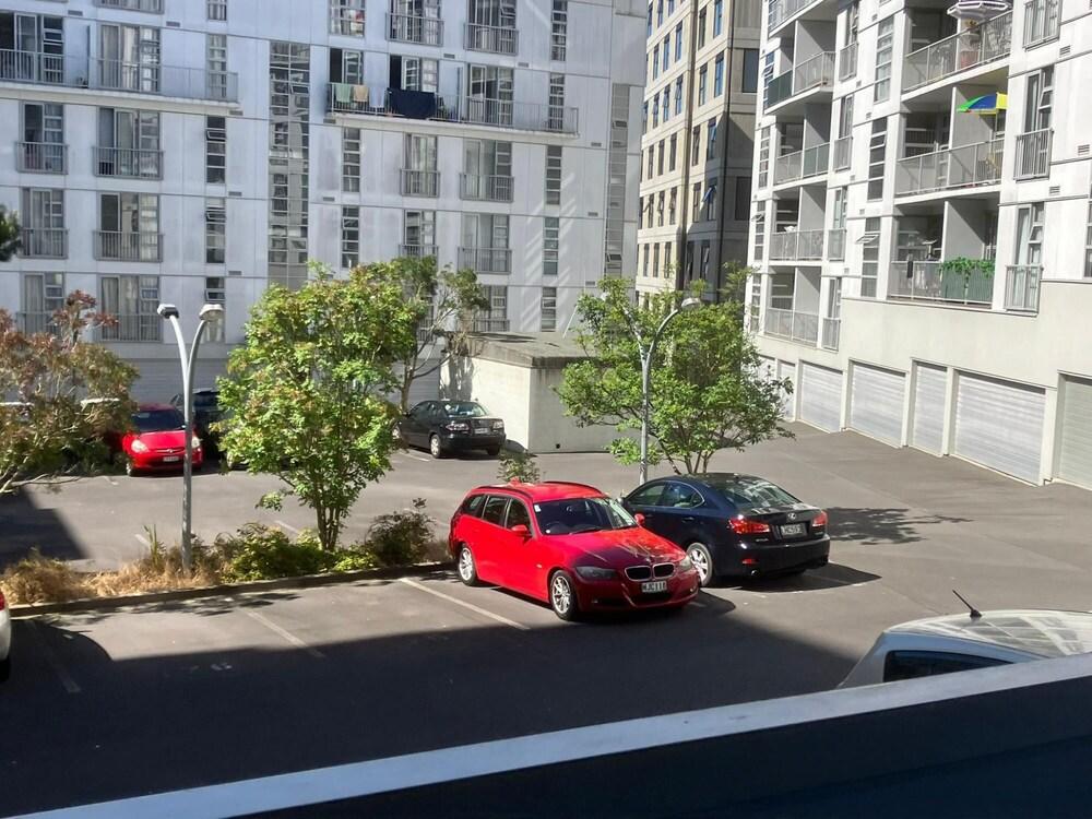 2 Bedroom Apt a few Steps to Queen St