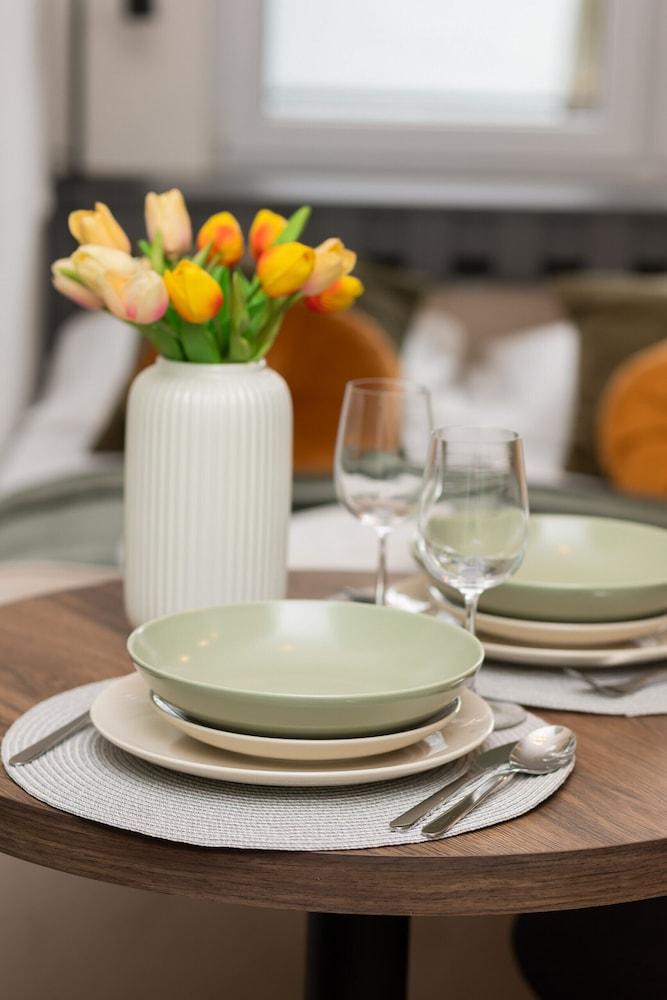 Kolorowa Studio Apartment by Renters