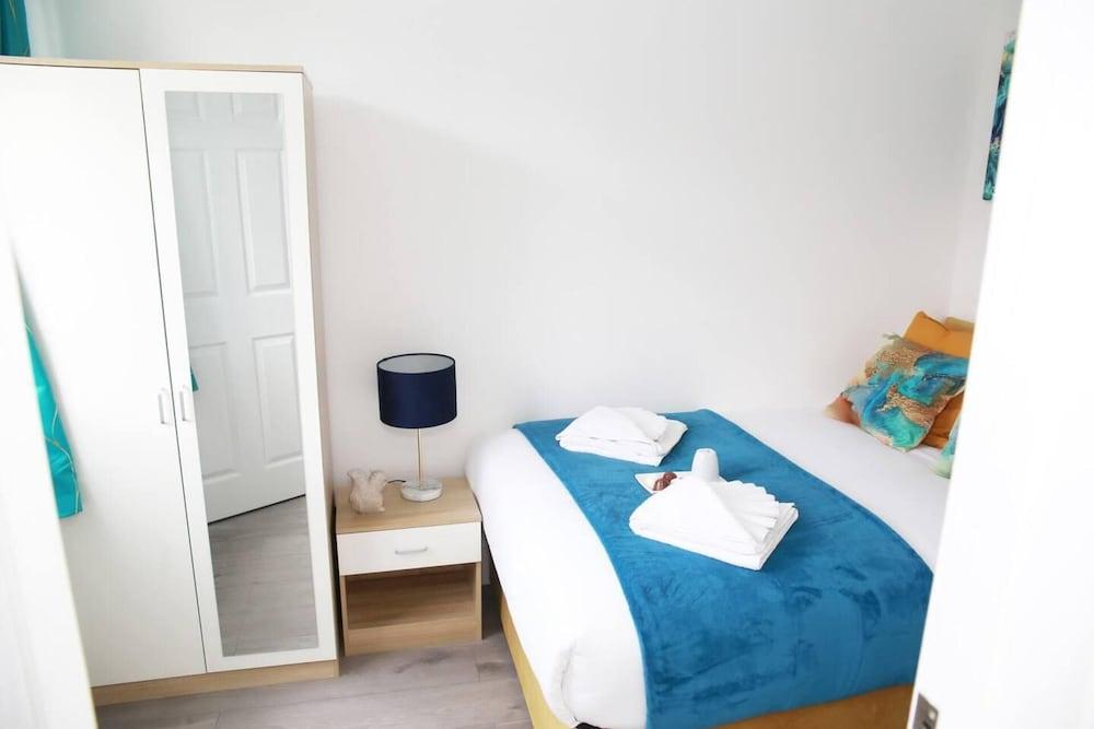 Deluxe 4-bed House Close2 Wembley Stadium