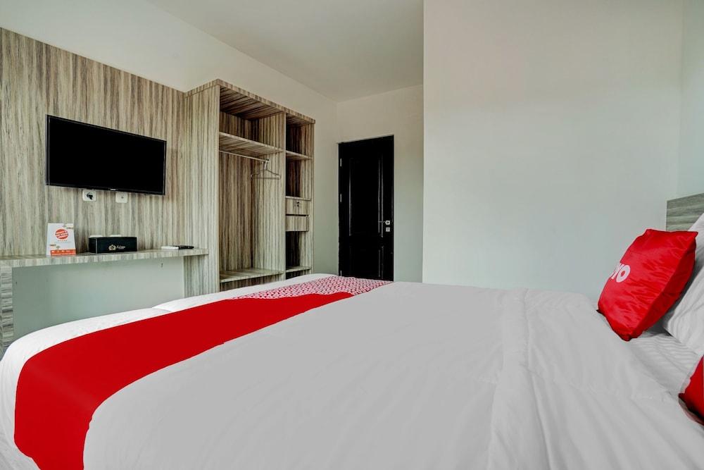 Super OYO 90164 La'rissa Residence