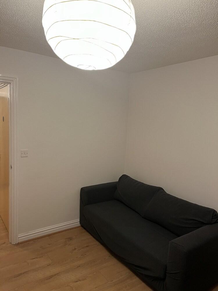 Entire Captivating 2-bed House in Manchester