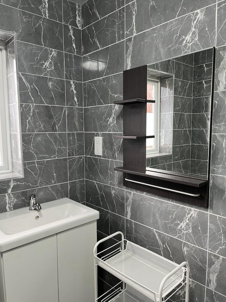 Entire Captivating 2-bed House in Manchester