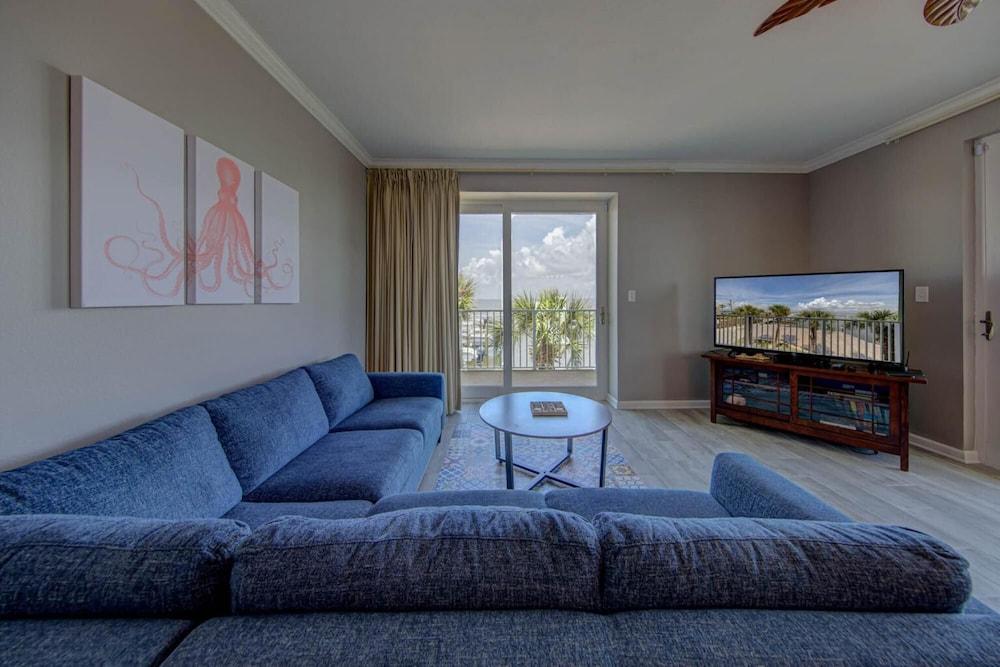 Bayfront Spacious Condo Steps to White Sands