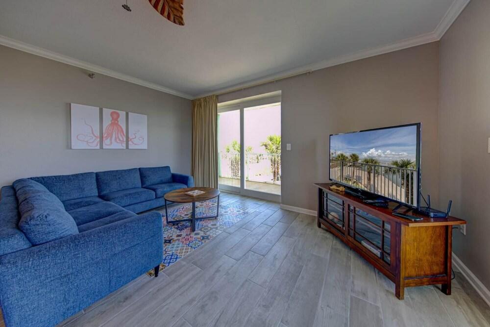 Bayfront Spacious Condo Steps to White Sands