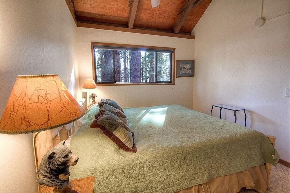 Sky Chalet 3 Bedroom Cabin by RedAwning