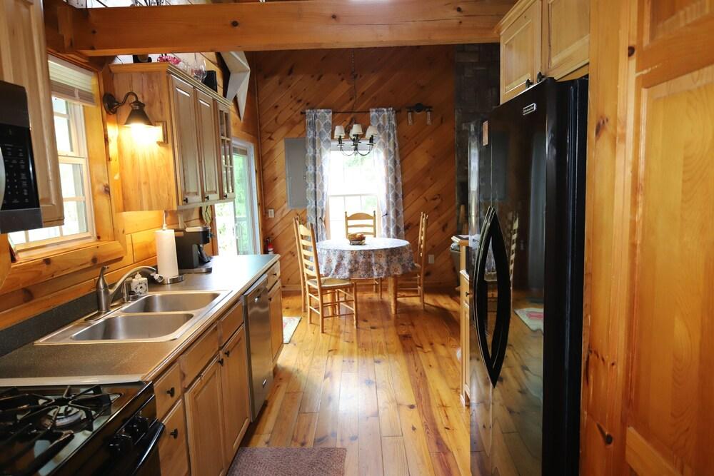 Hummingbird 2 Bedroom Cabin by Redawning