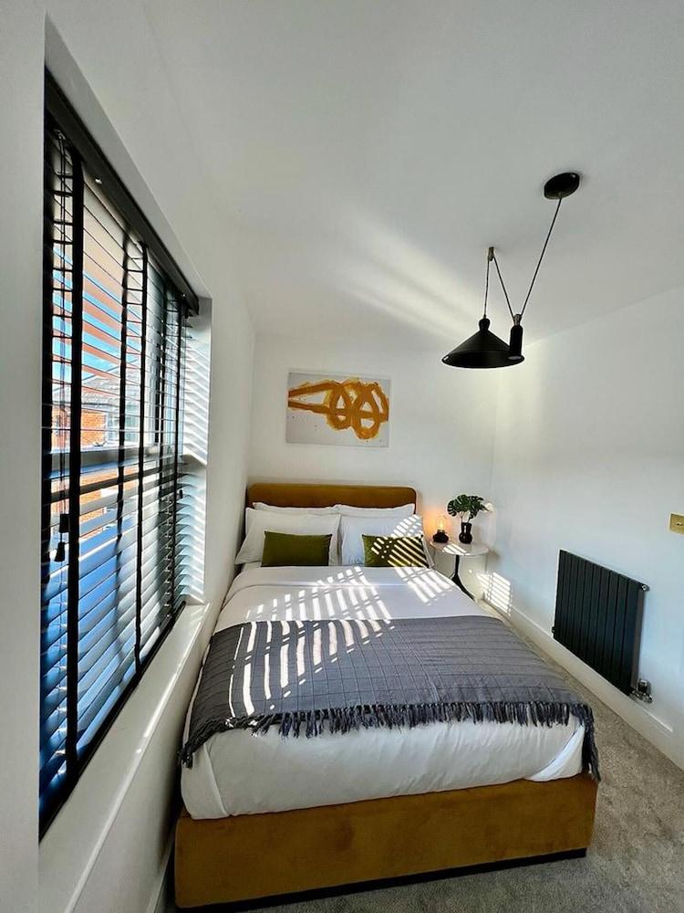 Charming 3-bed House With 1 Parking Space