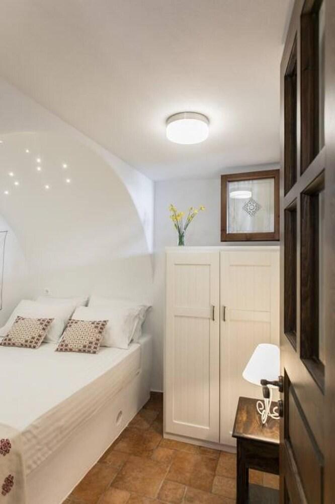 Traditional Inn Pirethron