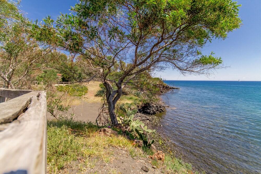 Monolocale 2 Vulcano on Sea Shore