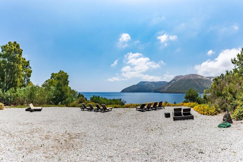 Monolocale 6 Vulcano on Sea Shore