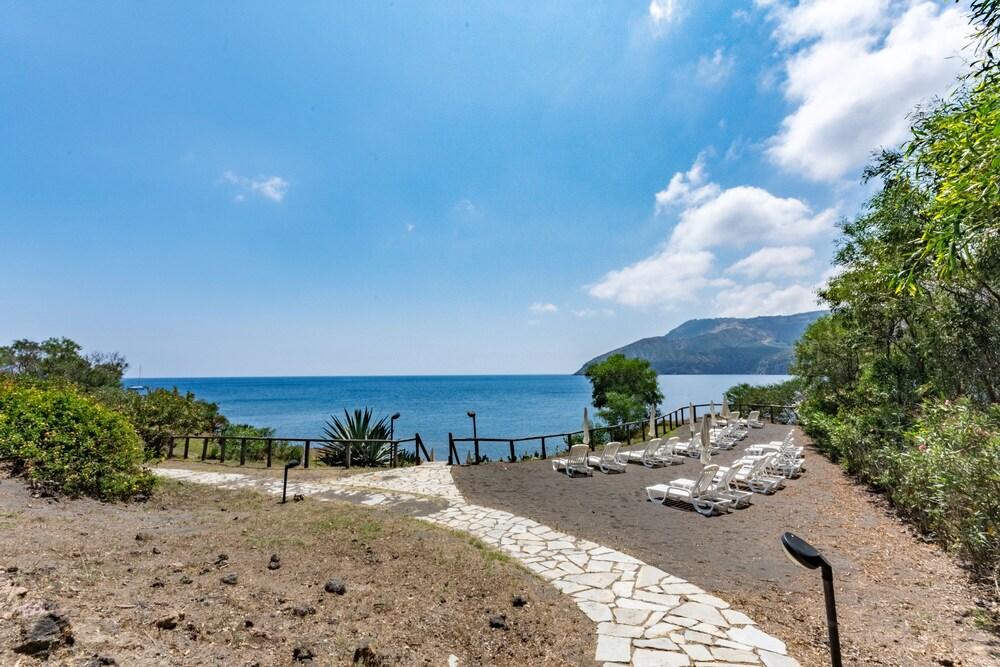 Monolocale 7 Vulcano on Sea Shore