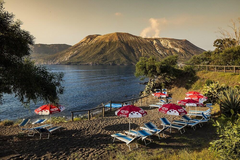 Bilo 8 - Vulcano on sea Shore