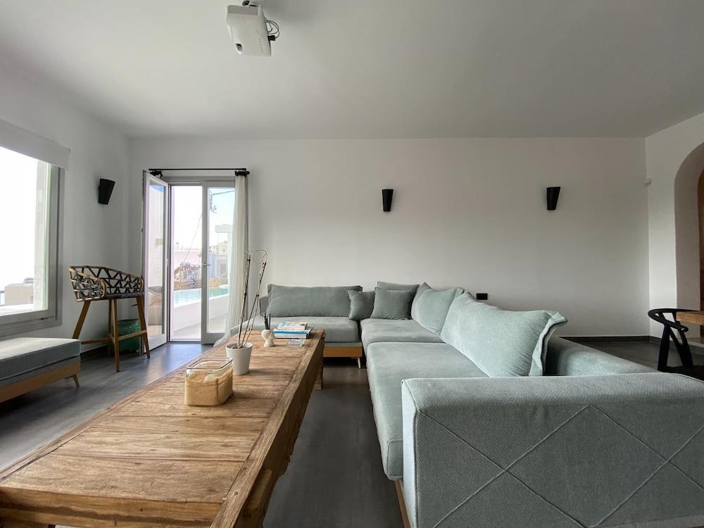 Villa Oggi With Jacuzzi and Pool