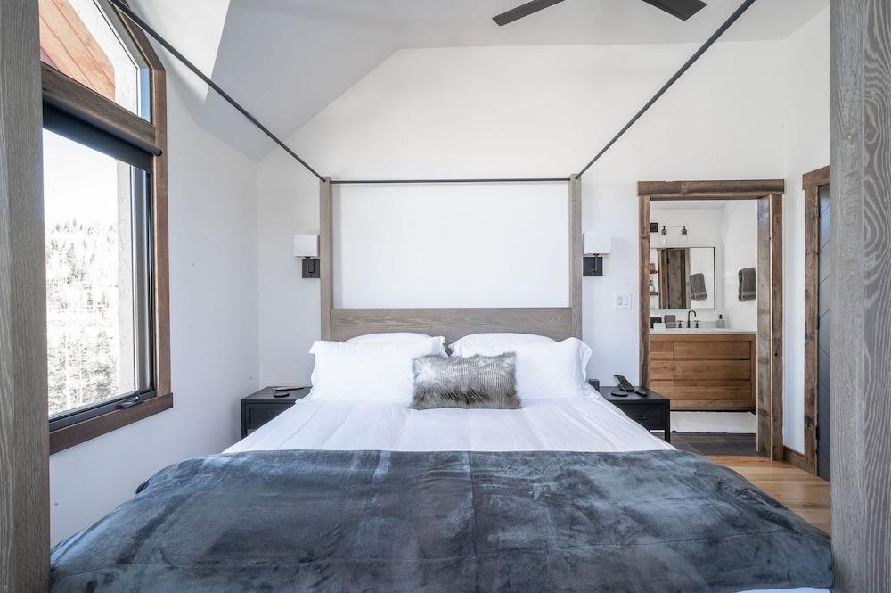 Winterleaf 4 Bedroom Home by RedAwning