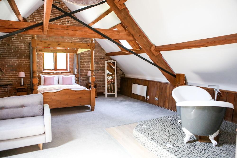 Kingston Country Courtyard