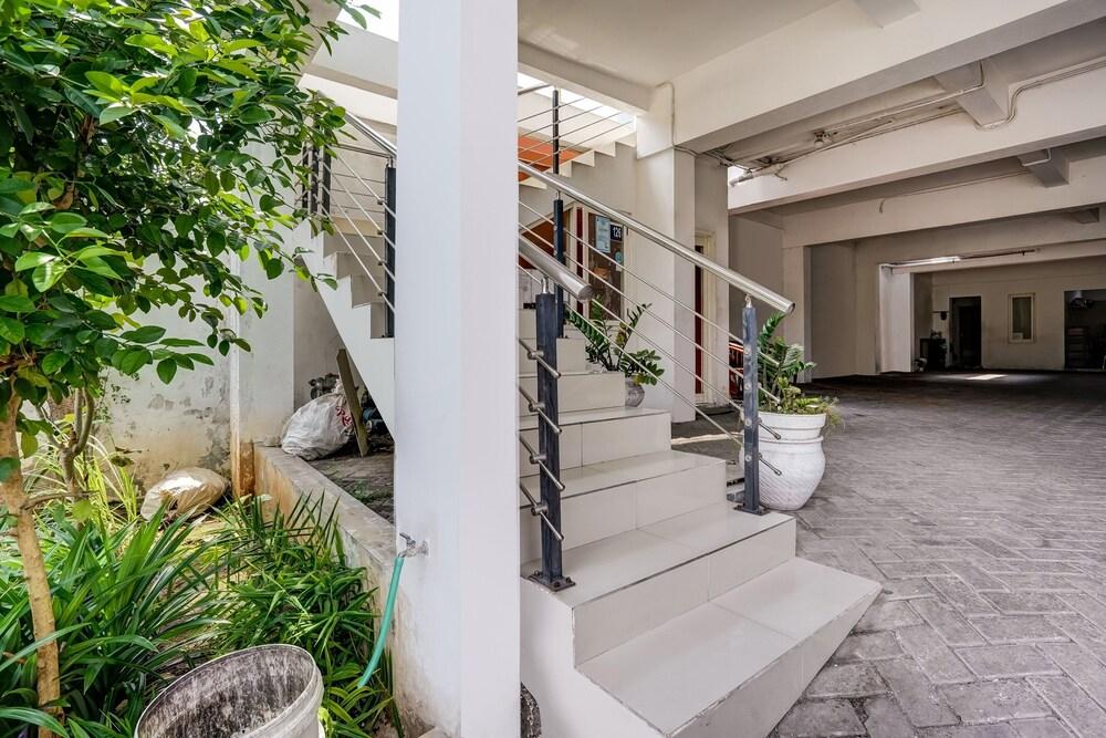 OYO 90935 Rumah Kost Metroliving