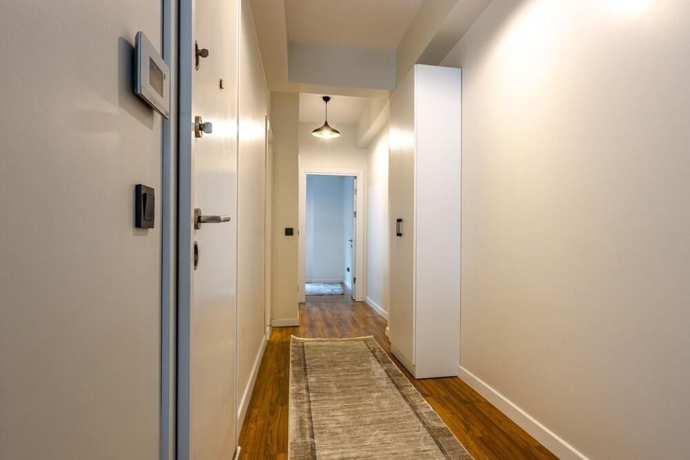 Central and Modern 2 1 Flat in Sisli