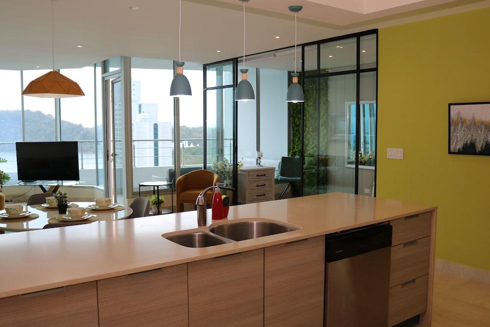 12C Sunny Luxury Resort Beachfront Oceanview