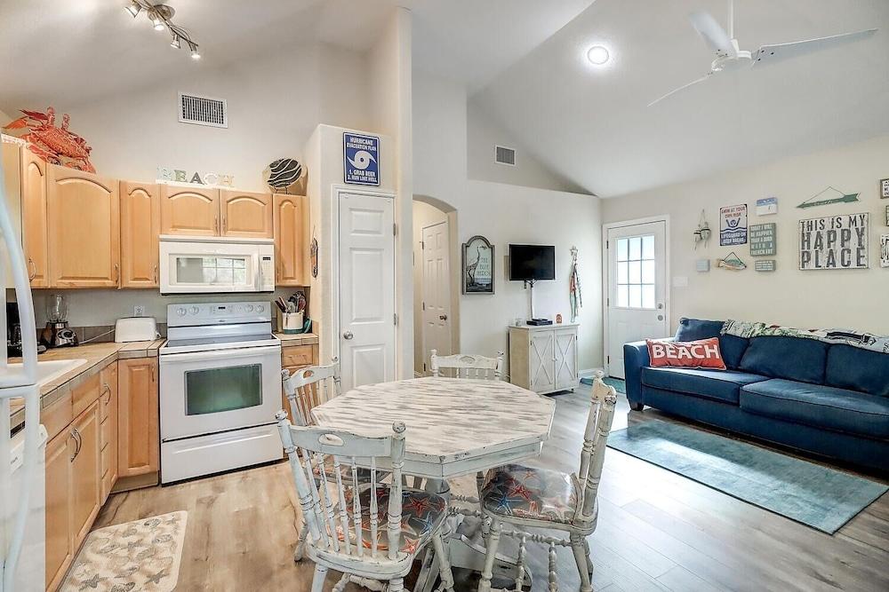 Heron Hideaway 2 Bedroom Cottage by RedAwning