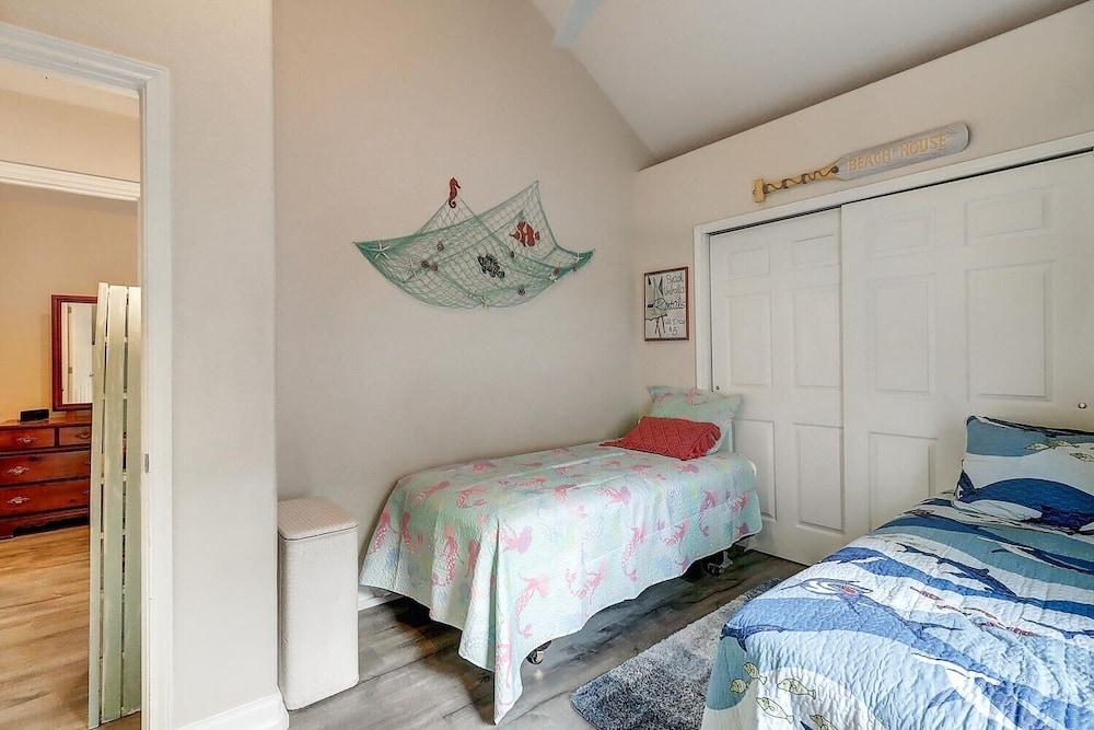 Heron Hideaway 2 Bedroom Cottage by RedAwning