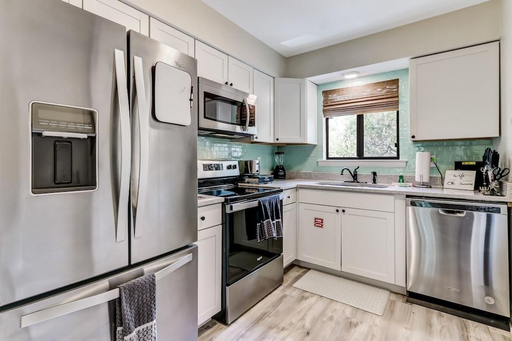 3e Amelia Landings 2 Bedroom Condo by RedAwning