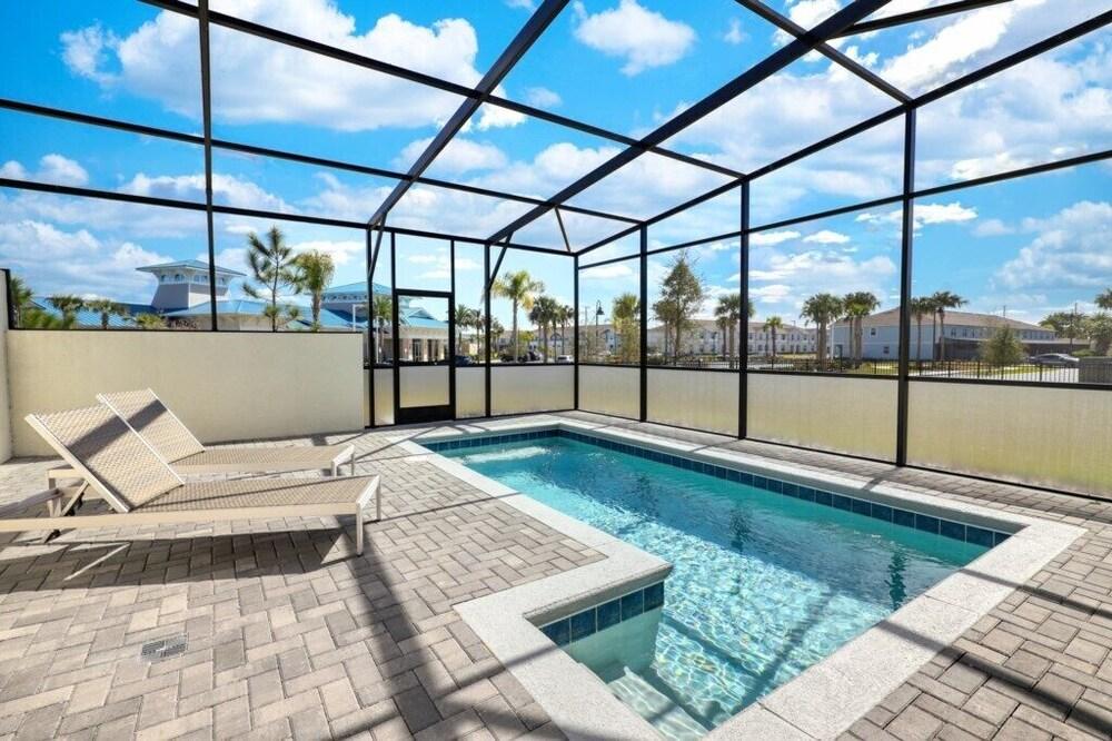 5 Bed Windsor Island Vacation Townhome