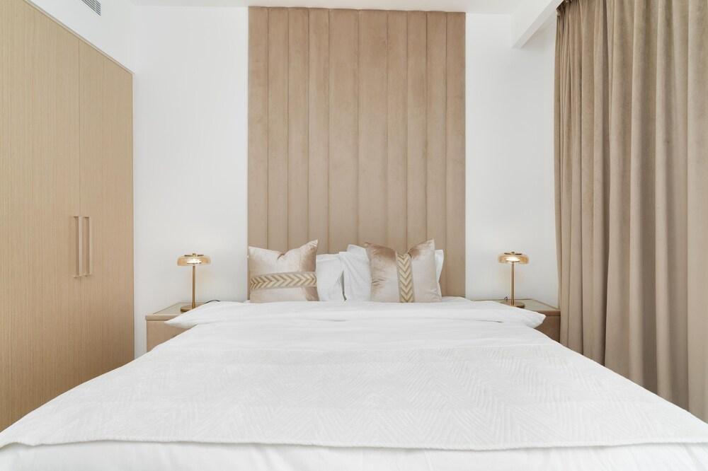 SuperHost - 17 Icon Bay - 2 bedroom apartment