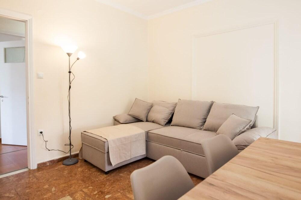 Spacious New Apartment in Alimos